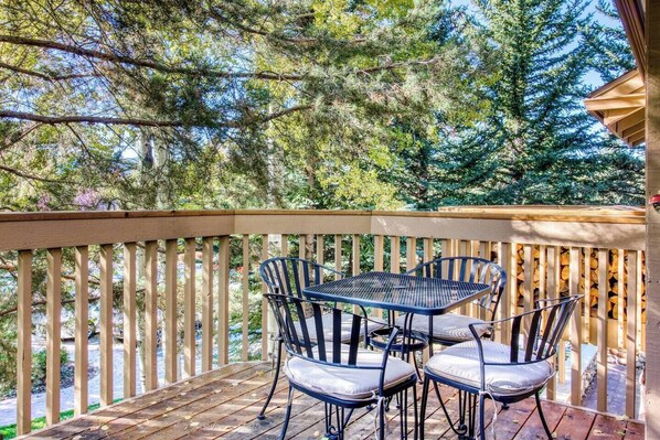 콘도, 침대(여러 개), 파티오, 산 전망 (Snow Creek Condo 1557) | 야외 식당