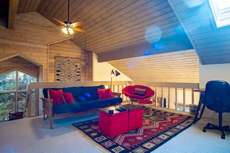 House, Multiple Beds, Patio, Mountain View (Fairway Nine 4365) | Living area | 42-inch flat-screen TV with digital channels