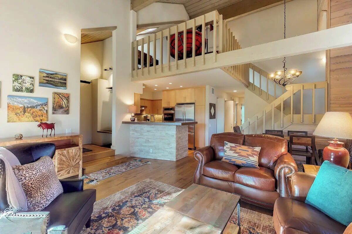 獨棟房屋, 多張床, 庭院, 山景 (Fairway Nine 4365) | 起居區 | 42-吋平面電視，提供數位頻道