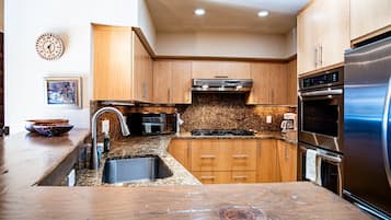 House, Multiple Beds, Patio, Mountain View (Fairway Nine 4365) | Private kitchen | Dining tables