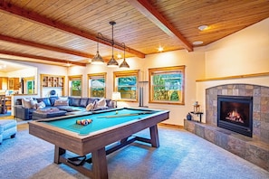 Living area - Cranbrook Cottage - Family Home + Hot Tub + Pool Table (Hailey)
