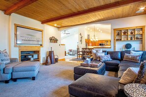 Maison, plusieurs lits, patio, vue montagne (Cranbrook Cottage) | Coin séjour