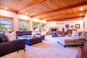 Hus - flere senge - terrasse - bjergudsigt (Cranbrook Cottage) | Opholdsområde | 42-tommers fladskærms-tv med digitale kanaler