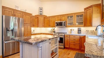 Hus, flere senger, terrasse, fjellutsikt (Cranbrook Cottage) | Eget kjøkken | Spisebord