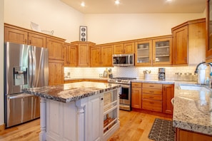 Private kitchen - Cranbrook Cottage - Family Home + Hot Tub + Pool Table (Hailey)