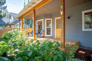 Terrace/patio - Cranbrook Cottage - Family Home + Hot Tub + Pool Table (Hailey)