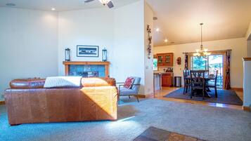 Casa, varias camas, patio, vista a la montaña (Cranbrook Cottage) | Área de sala de estar | Televisión de pantalla plana de 42 pulgadas con canales digitales