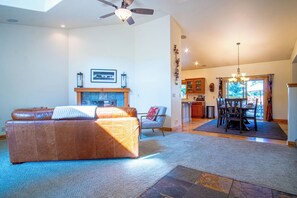 Maison, plusieurs lits, patio, vue montagne (Cranbrook Cottage) | Coin séjour