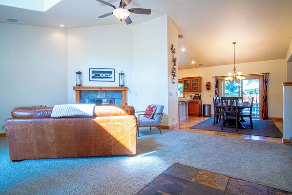 Ferienhaus, Mehrere Betten, Terrasse, Bergblick (Cranbrook Cottage) | Wohnbereich