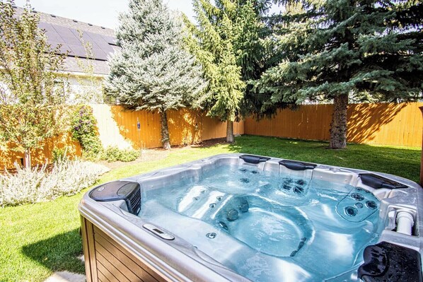 Ferienhaus, Mehrere Betten, Terrasse, Bergblick (Cranbrook Cottage) | Außen-Whirlpool