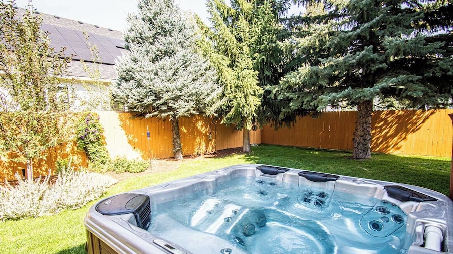 Cranbrook Cottage - Family Home + Hot Tub + Pool Table