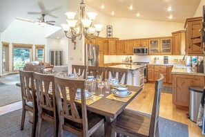 ハウス ベッド (複数台) パティオ マウンテンビュー (Cranbrook Cottage) | 専用キッチン | ダイニングテーブル