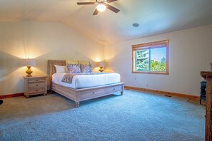 ハウス ベッド (複数台) パティオ マウンテンビュー (Cranbrook Cottage) | 3 室のベッドルーム、客室ごとに異なる装飾、客室ごとに異なるインテリア、ベッドシーツ