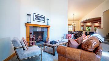 Maison, plusieurs lits, patio, vue montagne (Cranbrook Cottage) | Coin séjour | Télévision à écran plat de 42 pouces avec chaînes numériques