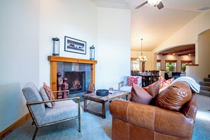 Casa, várias camas, varanda, vista para a montanha (Cranbrook Cottage) | Área de estar | TV de tela plana 42 polegadas com canais digitais