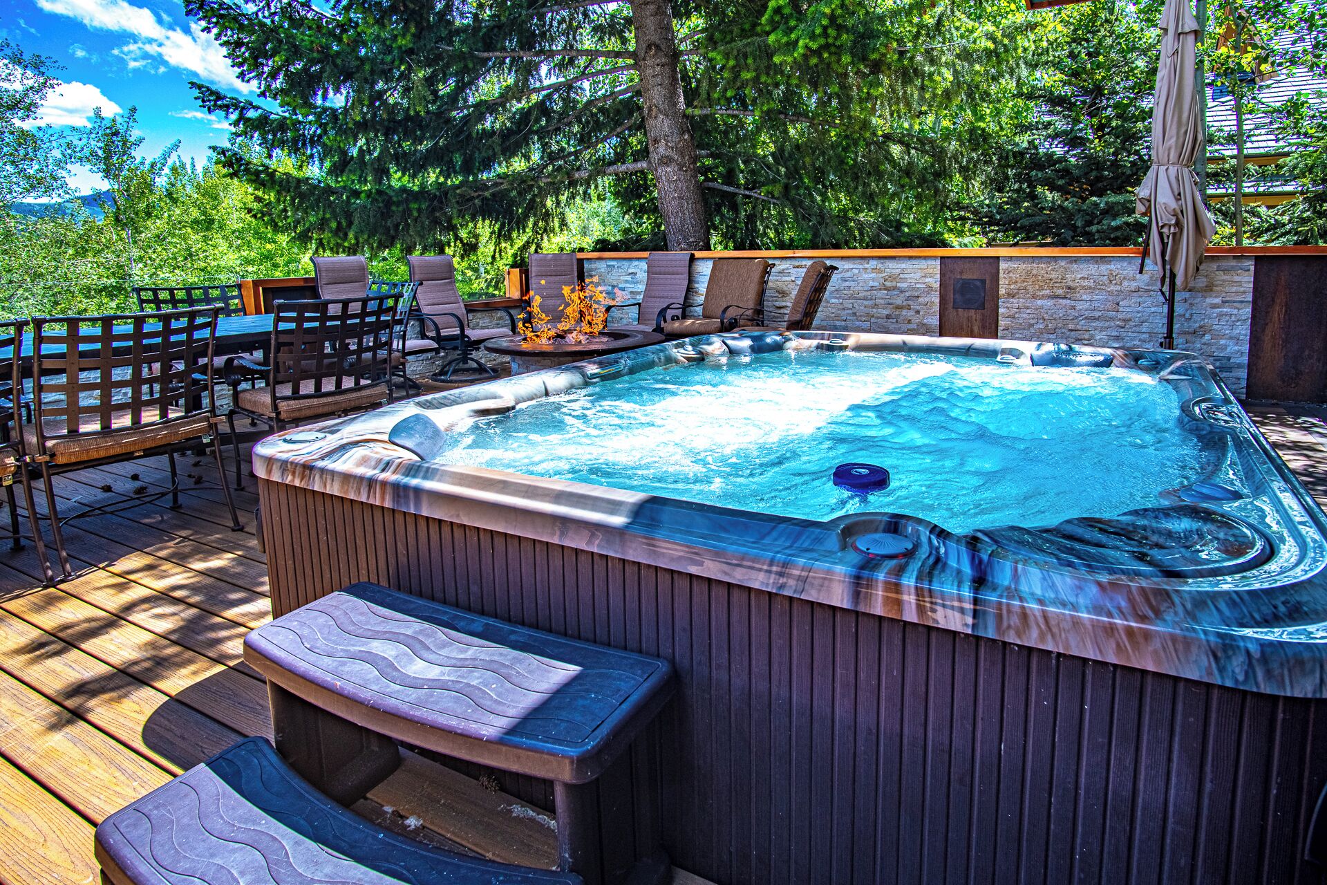 Outdoor spa tub