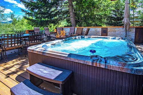 Corrock Style - Luxury Hot Tub Home Near Ski Lifts & Downtown Ketchum!