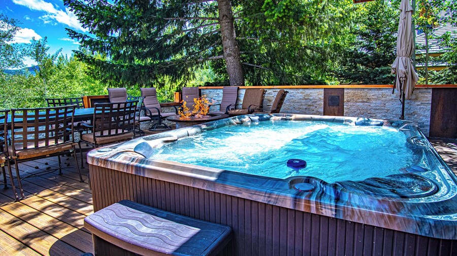 Corrock Style - Luxury Hot Tub Home Near Ski Lifts & Downtown Ketchum!