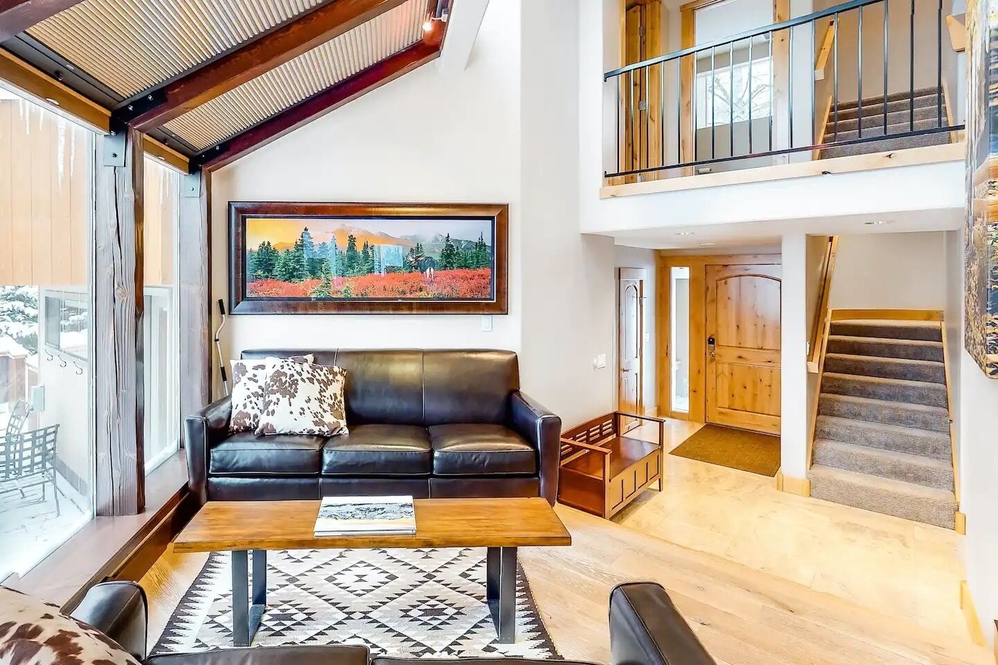 Casa, varias camas, patio, vista a la montaña (Corrock Style) | Área de sala de estar | Televisión de pantalla plana de 42 pulgadas con canales digitales 