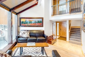 Casa, varias camas, patio, vista a la montaña (Corrock Style) | Área de sala de estar | Televisión de pantalla plana de 42 pulgadas con canales digitales