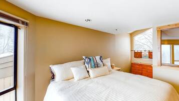 House, Multiple Beds, Patio, Mountain View (Corrock Style) | 4 bedrooms, individually decorated, individually furnished, bed sheets