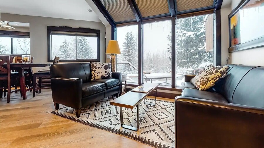 Corrock Style - Luxury Hot Tub Home Near Ski Lifts & Downtown Ketchum!