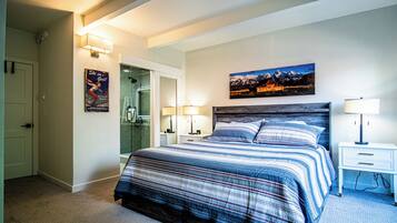 Apartment, Mehrere Betten, Terrasse, Bergblick (Downtown Ketchum Condo - Walk to Ski) | 2 Schlafzimmer, individuell dekoriert, individuell eingerichtet