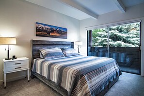 Condo, varias camas, patio, vista a la montaña (Downtown Ketchum Condo - Walk to Ski) | 2 habitaciones, decoración personalizada y muebles diferentes 