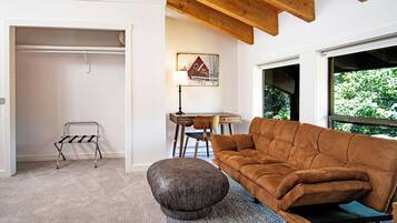 Condo, varias camas, patio, vista a la montaña (Downtown Ketchum Condo - Walk to Ski) | Área de sala de estar | Televisión de pantalla plana de 42 pulgadas con canales digitales