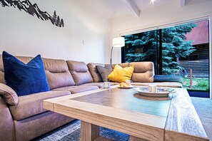 Bloc d'apartaments, diversos llits, pati (Downtown Ketchum Condo - Walk to Ski) | Sala d'estar | Televisor de pantalla plana de 42 polzades amb canals digitals 