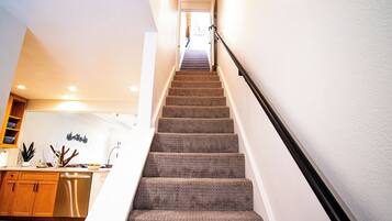 Condo, nhiều giường, sân hiên, quang cảnh núi (Downtown Ketchum Condo - Walk to Ski) | Nội thất