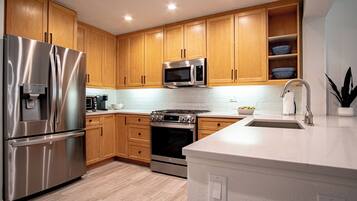 Condo, nhiều giường, sân hiên, quang cảnh núi (Downtown Ketchum Condo - Walk to Ski) | Bếp riêng | Bàn ăn