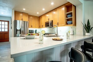 公寓客房, 多張床, 庭院, 山景 (Downtown Ketchum Condo - Walk to Ski) | 私人廚房 | 餐桌