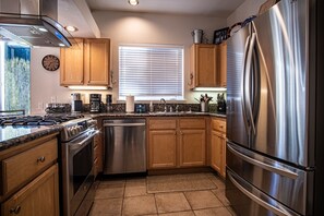 Appart'hôtel, plusieurs lits, patio, vue montagne (Snow Star Skylight) | Cuisine privée | Tables à manger