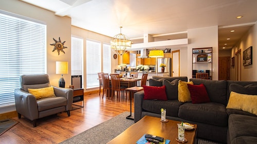 雪星天窗 - 三卧三浴 - 热水浴缸、健身房，步行至滑雪！