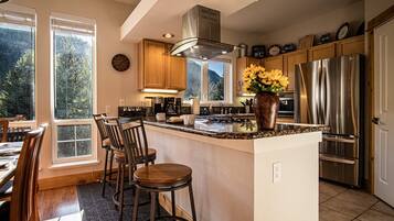 Apartamento, varias camas, patio, vistas a la montaña (Snow Star Skylight) | Cocina privada | Mesa de comedor