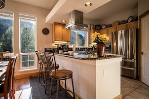 Condo, Multiple Beds, Patio, Mountain View (Snow Star Skylight) | Private kitchen | Dining table