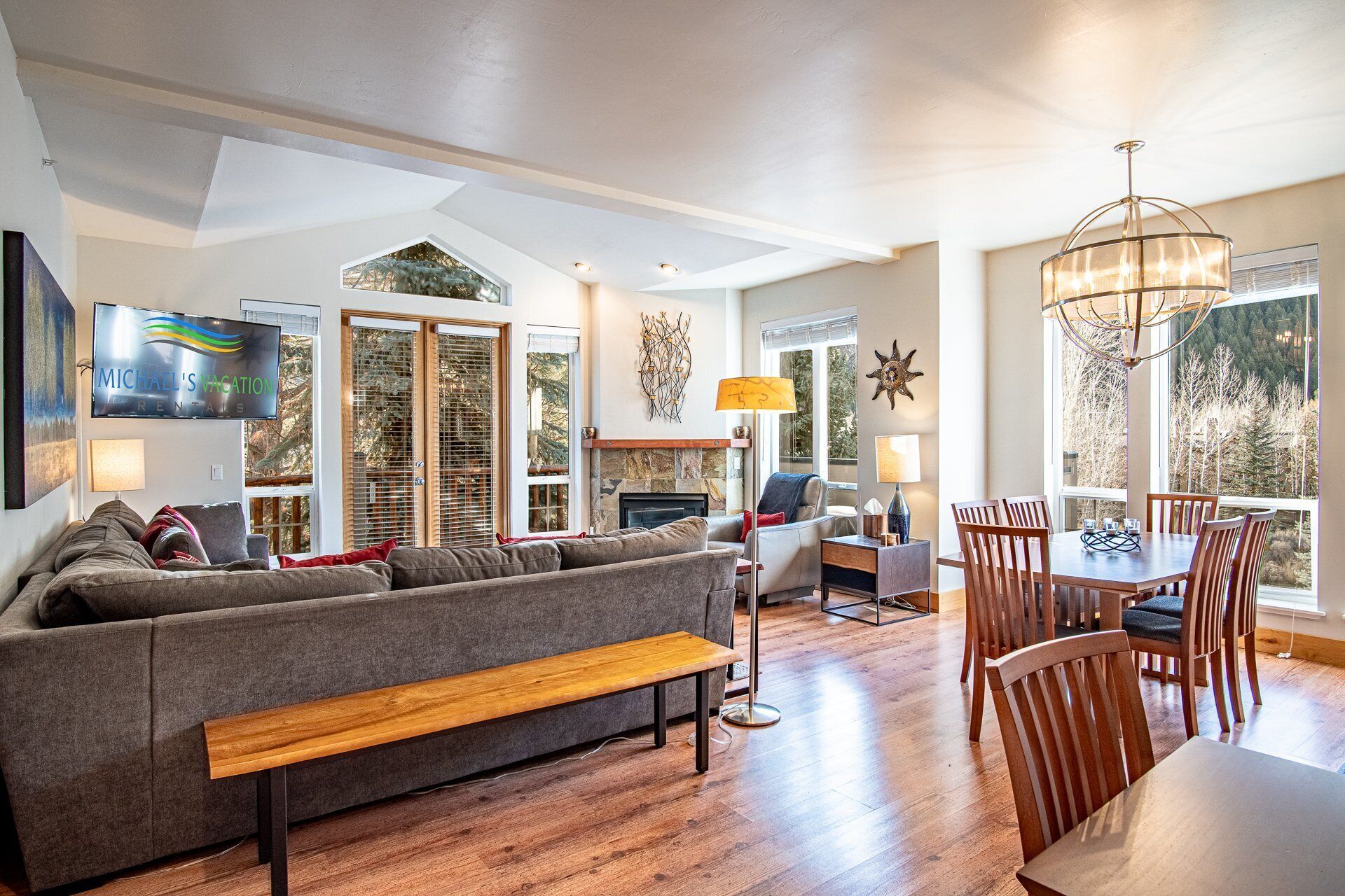 คอนโด, หลายเตียง, ลานระเบียง, วิวภูเขา (Snow Star Skylight) | บริเวณนั่งเล่น | ทีวีจอแบน 42 นิ้ว พร้อมช่องดิจิตอล