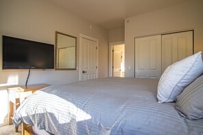 Condo, Multiple Beds, Patio, Mountain View (Snow Star Skylight) | 3 bedrooms, individually decorated, individually furnished, bed sheets