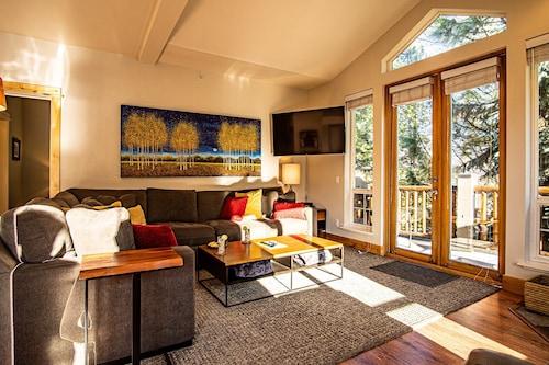 Snow Star Skylight - 3BD 3BA - Hot Tub, Gym, Walk to Ski!