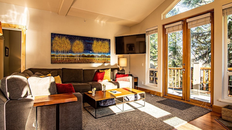 Snow Star Skylight - 3BD 3BA - Hot Tub, Gym, Walk to Ski!