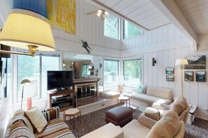 콘도, 침대(여러 개), 파티오, 산 전망 (Baldy View Villager) | 거실 공간 | 디지털 채널 시청이 가능한 42인치 평면 TV