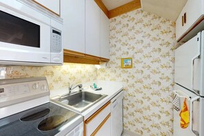 Apartamento, varias camas, patio, vistas a la montaña (Baldy View Villager) | Cocina privada | Mesa de comedor