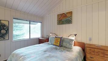 Condo, Multiple Beds, Patio, Mountain View (Baldy View Villager) | 3 bedrooms, individually decorated, individually furnished, bed sheets