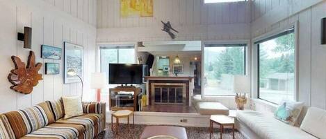 Appartement, Meerdere bedden, terras, uitzicht op bergen (Baldy View Villager) | Woonruimte | Een 42-inch flatscreentelevisie met digitale zenders