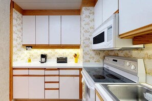 Condo, Multiple Beds, Patio, Mountain View (Baldy View Villager) | Private kitchen | Dining tables