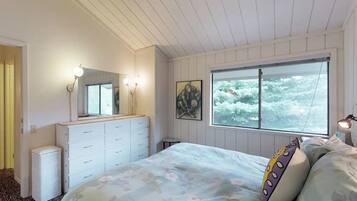 Condo, Multiple Beds, Patio, Mountain View (Baldy View Villager) | 3 bedrooms, individually decorated, individually furnished, bed sheets