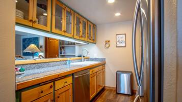 Condo, 1 Queen Bed with Sofa bed, Fireplace, Mountain View (Sun Valley Condo 131) | Private kitchen | Dining tables