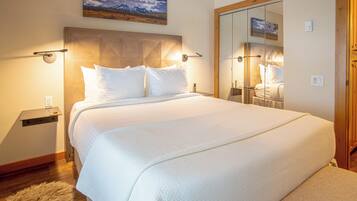 Leilighet, 1 queensize-seng med sovesofa, peis, fjellutsikt (Sun Valley Condo 131) | 1 soverom, individuelt dekorert, individuelt innredet og sengetøy