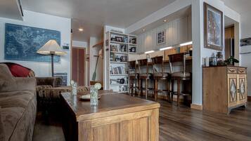 Apartamento, 1 cama de matrimonio con sofá cama, chimenea (Sun Valley Condo 131) | Zona de estar | Televisión de pantalla plana de 42 pulgadas con canales digitales